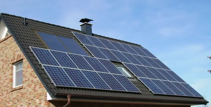 Paneles solares en el techo de una vivienda
