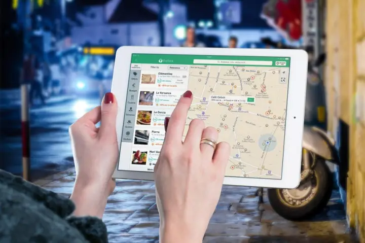 Mapa con ubicación en una tableta