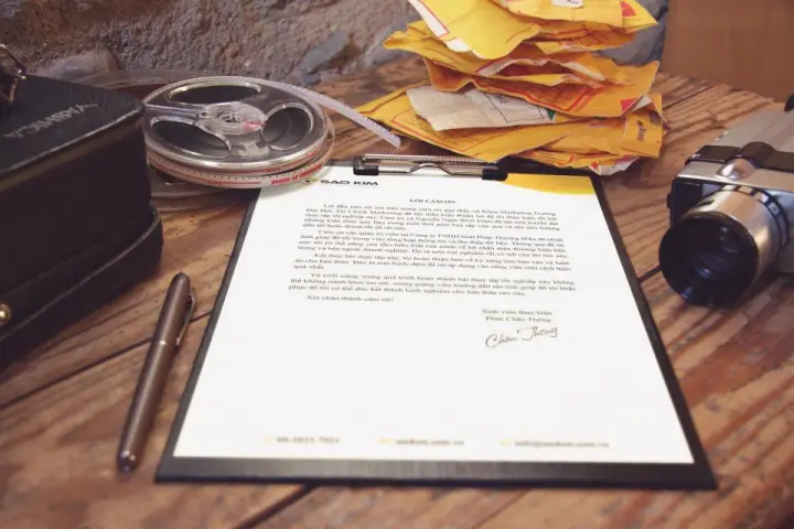 Documento firmado sobre un escritorio